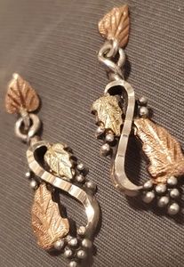 Black Hills Gold Dangle Earrings w/Leafs